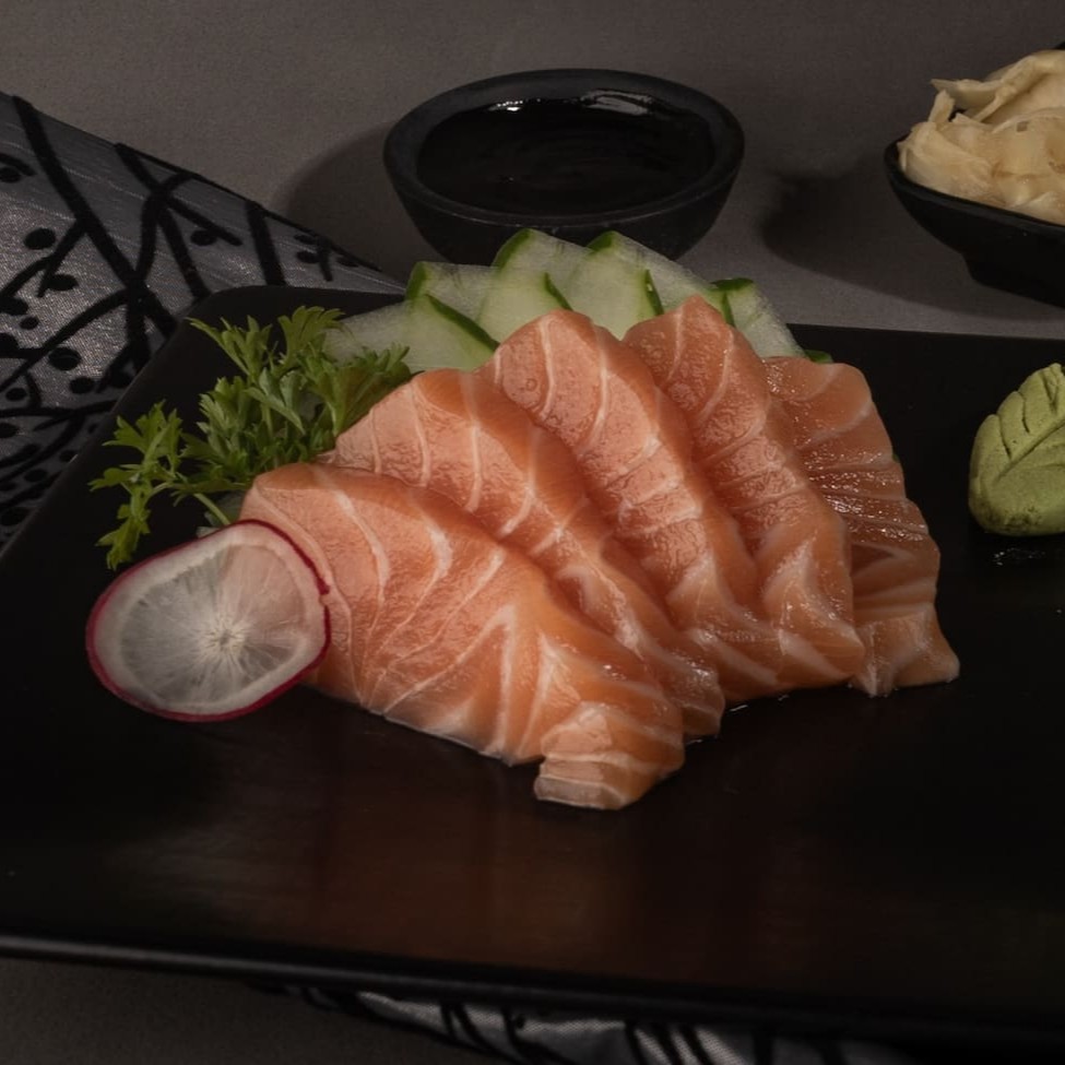 5 unidades de lâminas de lombo de salmão   Cortes selecionados do lombo do salmão, em lâminas delicadas e fresquíssimas. Ideal para quem busca sabor puro, textura macia e a qualidade dos melhores sushis.