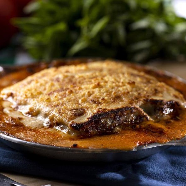 Carne moída, molho de tomate e molho branco, gratinado.