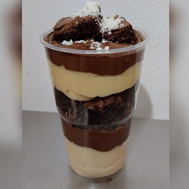 Copo composto por Brigadeiro de Leite Ninho + Brownie + Nutella Pura.