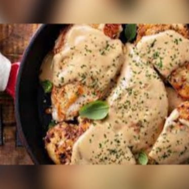 Apresentamos o nosso delicioso e suculento filé de frango grelhado, meticulosamente coberto com queijo derretido e regado com um saboroso molho branco cremoso. Este prato é  acompanhado por um arroz branco soltinho, feijão, uma farofa crocante que desperta os sentidos, batatas fritas douradas e crocantes, e uma refrescante salada verde repleta de nutrientes. Nosso desejo é proporcionar a você uma experiência gastronômica inigualável, repleta de sabores e texturas que encantam os paladares mais exigentes. Desfrute de nossas especialidades do Rosário!