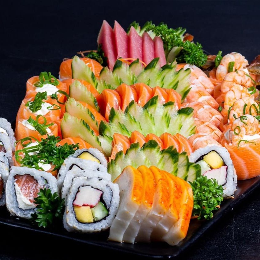 80 peças: 15 hot Philadelphia, 10 sashimi de salmão, 10 hot frutos, 5 sashimi de atum, 5 sashimi de haddock, 5 uramaki califórnia, 5 uramaki philadelfia, 5 sushi de salmão, 5 sushi de camarão, 5 sushi skin, 5 nikit san, 5 joe ebi.