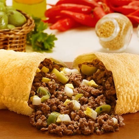 Nosso queridinho, recheado com suculenta carne moída, ovo e azeitona, envolto por uma massa sequinha e crocante.  Tamanho 20 x 9,5 Cm Obs: Curta a loja para ganhar cupons exclusivos