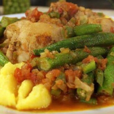 Sobrecoxa refogada com temperps narurais ,axompanhado de angu