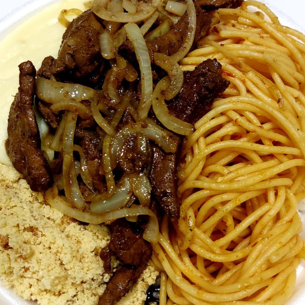 Este prato de Isca de Fígado Acebolado é uma celebração de sabores. Oferece deliciosas iscas de fígado, cuidadosamente temperadas e suculentas, envoltas por cebola, tomate e pimentão na medida certa. Acompanham um arroz soltinho, um feijão caseiro e saboroso, um macarrão ao molho e uma farofa crocante. Como toque final, todas as refeições são acompanhadas por um refrescante Guaracrac. Faça sua escolha de acompanhamento e desfrute desta experiência gastronômica única.