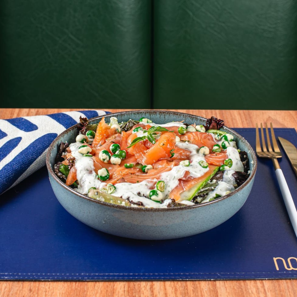 Mix de folhas com salmão defumado, fusili, aneto, ervilha de wasabi, abobrinha grelhada, pasta de queijo branco, cebola roxa e limão siciliano.