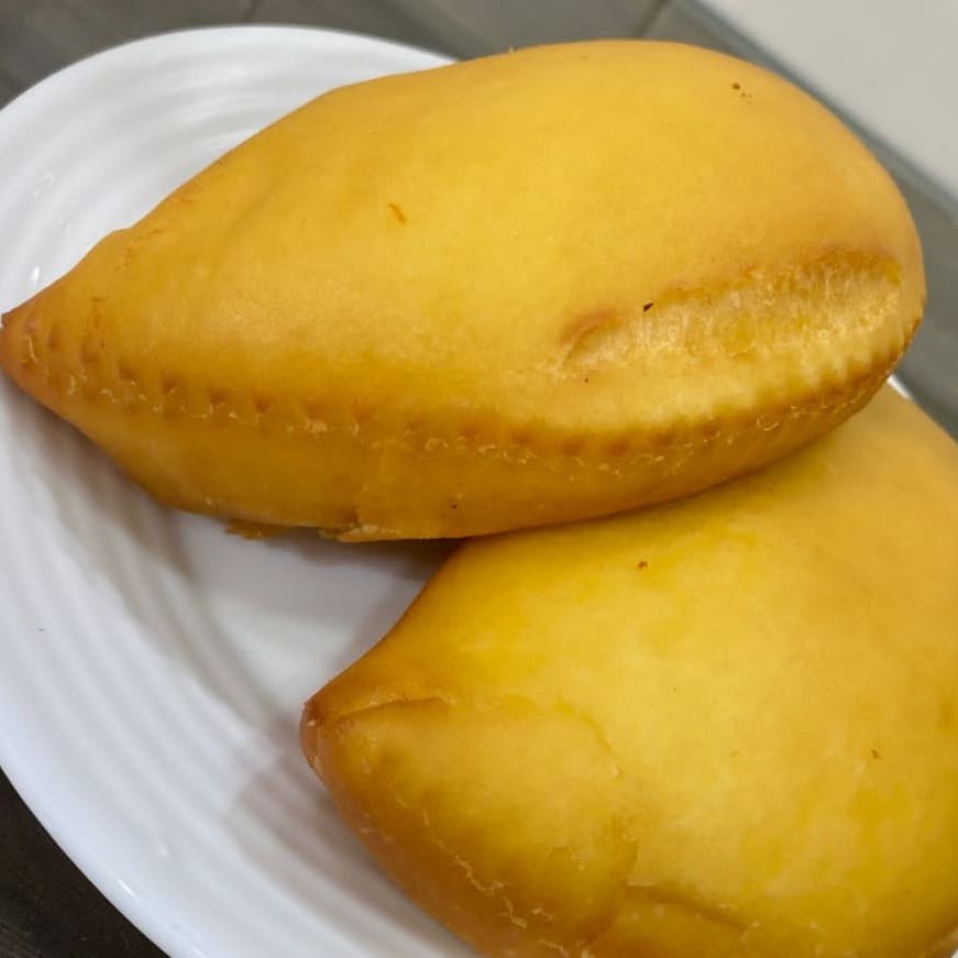 Delicioso pastel chinês recheado com carne moída suculenta, perfeito para um lanche saboroso e prático.