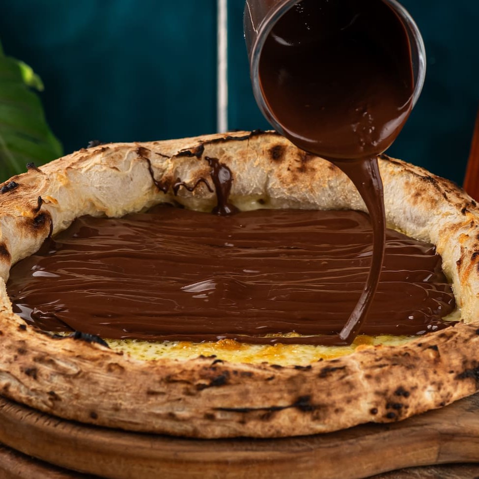 Massa em fermentação natural, mozzarella e calda de chocolate artesanal Lugano. Direto de Gramado/Rs