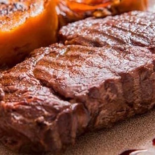 O bife ancho é um corte de origem portenha que tem conquistado os brasileiros. Prato composto por 750 a 800gr de bife de ancho angus e acompanhamento completo a sua escolha