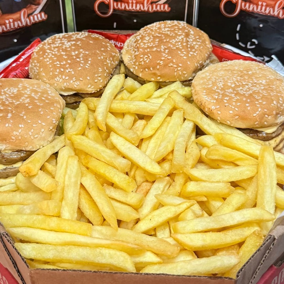 4 lanches triplo cheddar + Batata, vai na caixa de 30cm