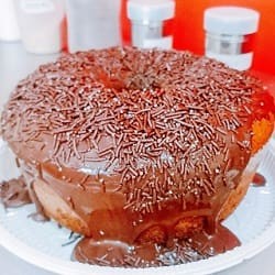 Apresentamos nosso irresistível Bolo de Chocolate caseiro, de generosos 20 cm, que serve perfeitamente até 8 pessoas. Com uma massa de chocolate incrivelmente leve e fofa, ele é finalizado com uma generosa cobertura e granulado de chocolate, que são opcionais e pagos à parte. Optando pela versão sem complementos e cobertura, o bolo será entregue sem a calda e o granulado. Note que a imagem apresen