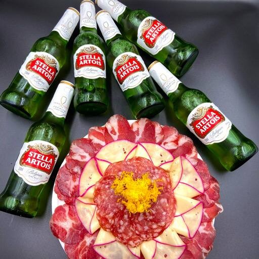 Kit composto por: uma mini tábua de frios tamanho 20cm com 500g e seis cervejas long neck geladas.  Foto meramente ilustrativa.