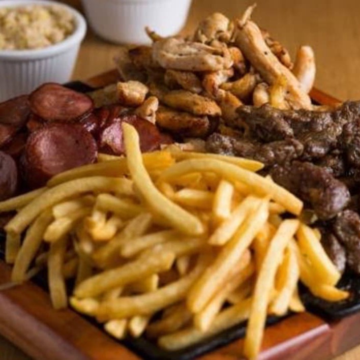 Deliciosa porção mista de frango, linguiça calabresa ou mineira e contra-filé acebolado.  Ideal para duas pessoas. ️Acompanha arroz, feijão, farofa e fritas. Os itens vão embalados separadamente.