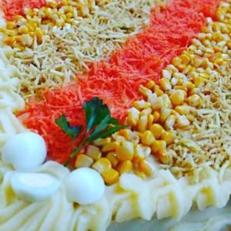 Torta salgada com recheio de frango, maionese, milho e batata palha. Serve 15 fatias Torta Salgada Pequena + Coca Cola Zero 2l