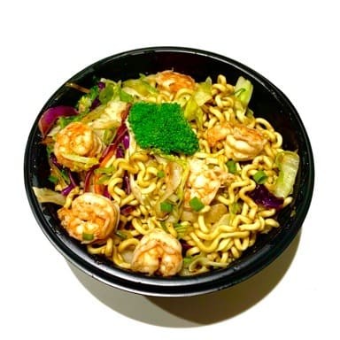 Camarão frescatto, repolho roxo, cenoura, acelga, repolho verde, brócolis e molho do cheff.