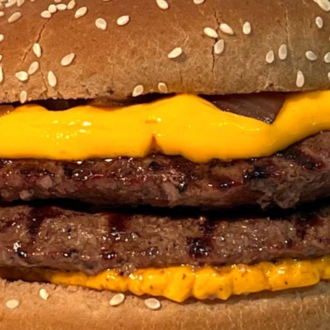 Delicioso Duplo Cheddar contendo, Pão, 2 Carnes, Bacon,Cebola Caramelizada e Cheddar Cremoso