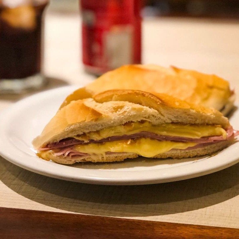 Pão com queijo e presunto + guarana natural