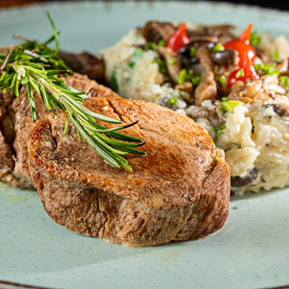 Steak de filet mignon, acompanhado de arroz cremoso de shimeji.