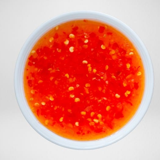 Molho sweet chili feito com maçã e pimenta, equilibrando o doce e o picante numa combinação que vai conquistar seu paladar.