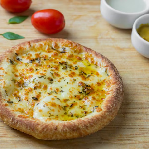 Esfiha de Mussarela (Grande): Massa recheada com mussarela derretida e temperada com orégano fresco.