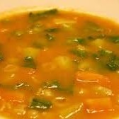 Sopa com carne moída, macarrão e legumes acompanhado com pão a francês