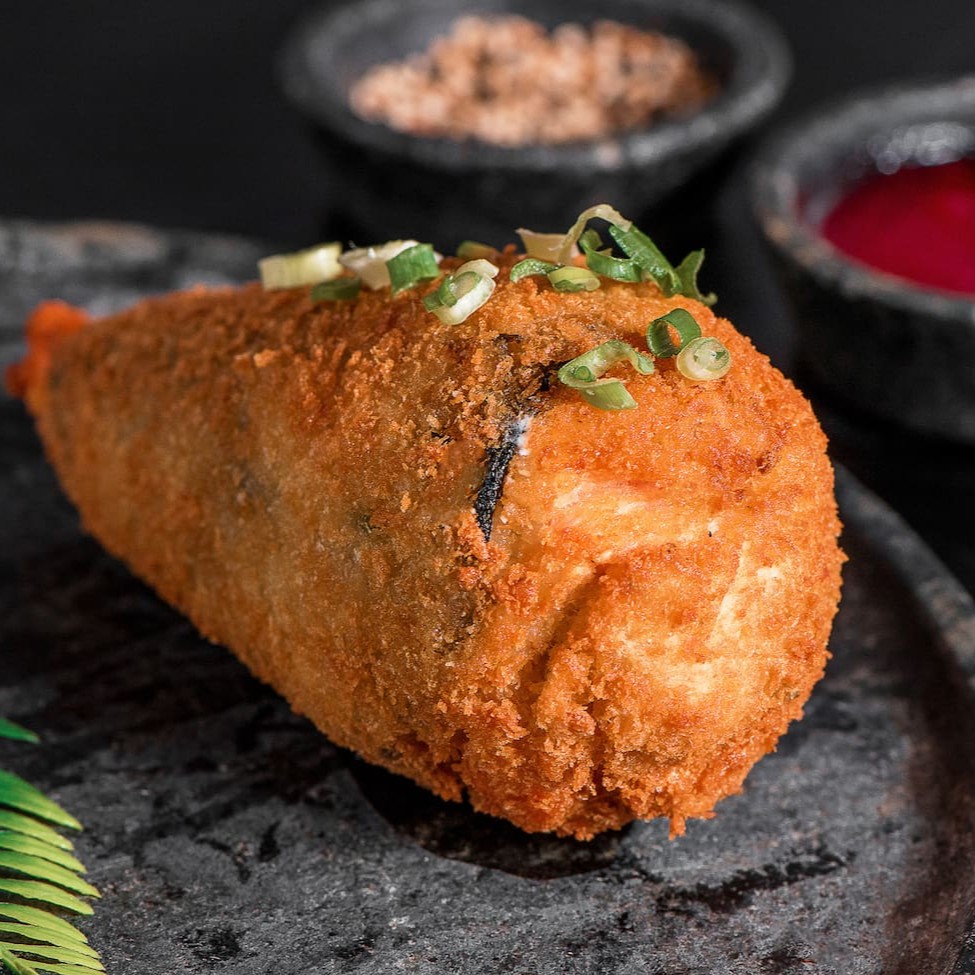 Arroz, camarão, cream cheesee cebolinha, empanado na farinha panko e frito.