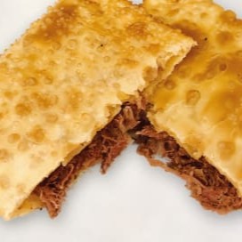 Delicioso pastel recheado de carne seca com mandioca, envolto por nossa massa crocante