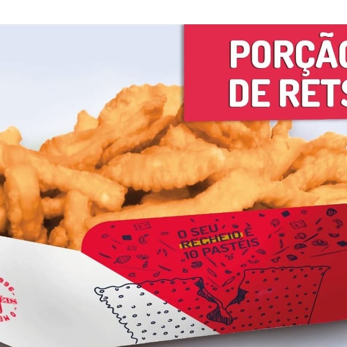 Deliciosas tiras crocantes da massa de pastel tradicional