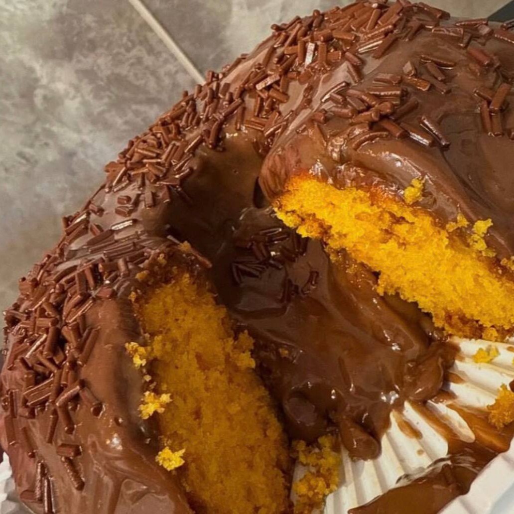 Na versão turbinada, esse bolinho fofo de cenoura e coberto com brigadeiro artesanal, e finalizado com granule melken