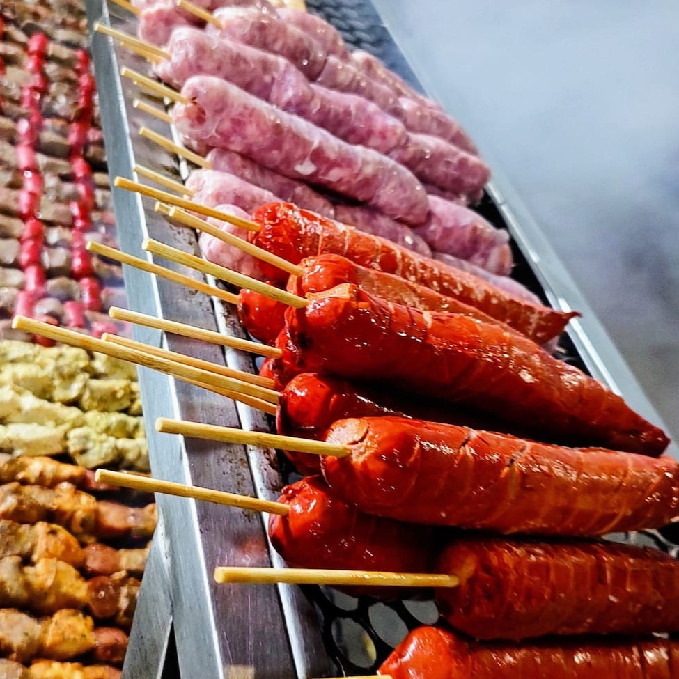 Top 5! Uma oferta única no nosso menu 'Promoções Top com Bebidas!!'. Este prato convida você a selecionar cinco espetos suculentos, grelhados à perfeição, realçando a riqueza dos sabores. Acompanha um molho caseiro, uma mistura sublime de ingredientes frescos e cuidadosamente escolhidos, que enaltece o sabor da carne. Adicionamos uma farofa irresistivelmente crocante, preparada com o toque mágico do nosso chef. Para finalizar, acompanha uma bebida refrescante e geladíssima, um refrigerante de 2 litros, a complementação ideal para uma refeição saborosa. Uma experiência gastronômica maravilhosa para um jantar especial ou um divertido encontro com amigos!