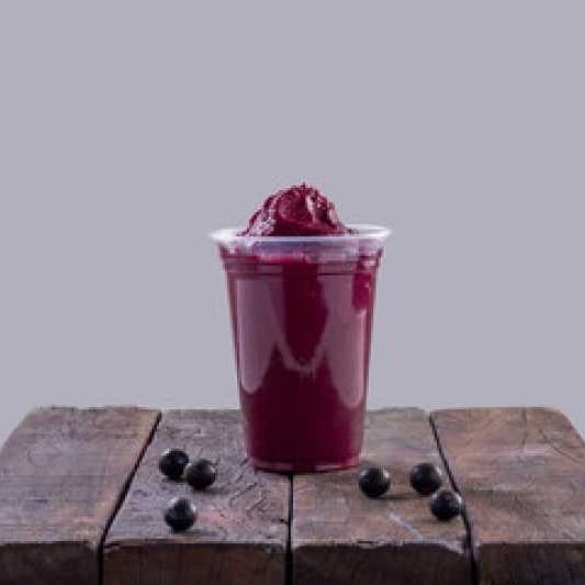 Açaí cremoso batido com fruta.