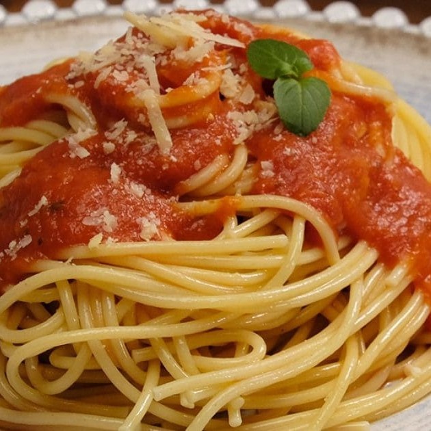O 'Spaghetti ao Molho di Itália 400g' é um autêntico prato italiano, sendo um dos três mais vendidos da nossa casa. Este prato apresenta uma generosa porção de 400g, mas também está disponível em tamanhos de 500g e 750ml. A base é um delicioso molho sugo, preparado com o maior cuidado e fervor, que é habilmente combinado com o sabor rico e aveludado do parmesão derretido, criando uma combinação perfeita de sabor e textura. Para finalizar, é polvilhado com ervas finas italianas, que acrescentam uma explosão de sabores e aromas, transportando-o diretamente para o coração da Itália. Este prato é uma verdadeira homenagem à culinária italiana!