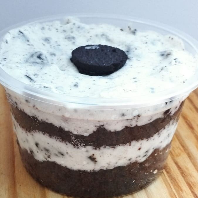 Imagina a combinação perfeita: uma massa de chocolate fofinha e saborosa, recheada com um creme leve e cremoso de Leite Ninho, recheado com pedacinhos crocantes do irresistível biscoito Oreo! É isso que você encontra no nosso Bolo de Oreo: sabor, textura e muito amor em cada camada.