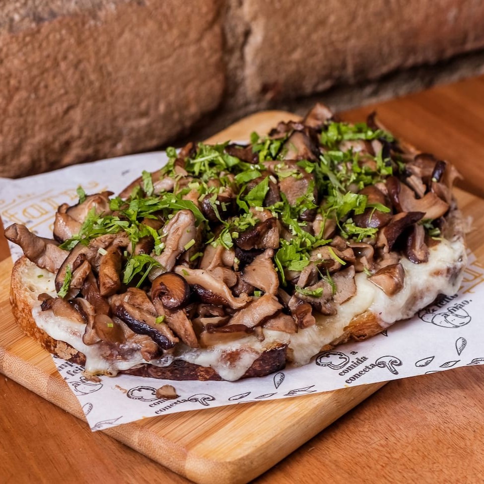 Vegetariano. Pão Sourdough Tradicional com cogumelos Paris e Shitake salteados no alho, cebola caramelizada e queijo