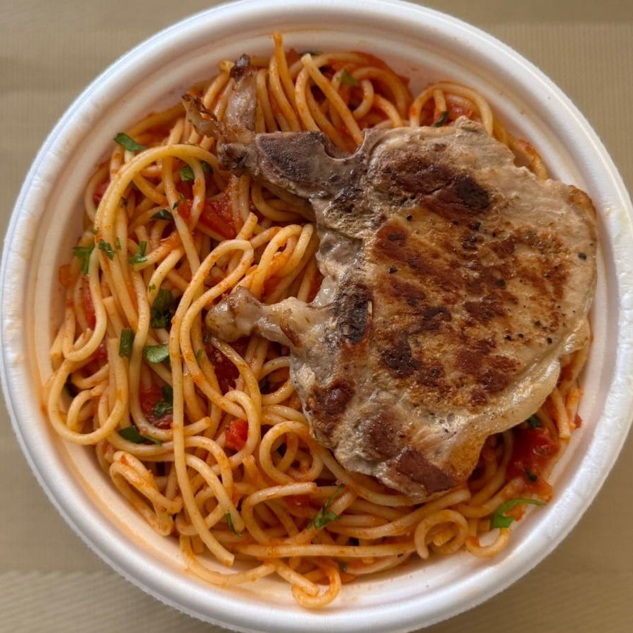 Marmita com deliciosa bisteca suína grelhada acompanhada de macarrão espaguete ao molho de tomates. Marmita indicada para 01 pessoa.