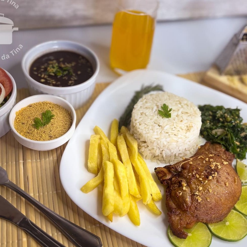 Uma saborosa bisteca acompanhada com couve perfeitamente temperada para realçar seu sabor único. Complementos opcionais estão disponíveis para tornar sua refeição ainda mais completa e personalizada. Uma quentinha  que traz aconchego e satisfação em cada garfada!