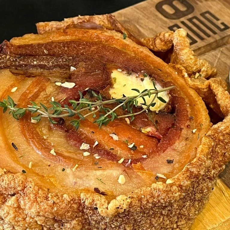 Panceta temperada, recheada com queijo coalho e bacon.  Acompanha: Geleia de abacaxi com pimenta.