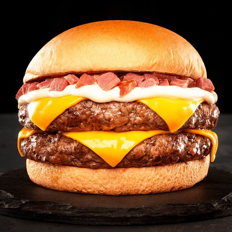 Pão, 2 Blends de 160g (Total 320g), Queijo Cheddar, Nossa Maionese de alho, Bacon artesanal defumado em cubos.