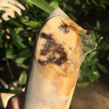 Este 'Sacolé Doce de Leite com Brownie' é um deleite gourmet especial. Em cada mordida, você vai se deliciar com o rico doce de leite que envolve um creme sensacional de doce de leite. No centro, pedaços generosos de brownie macio se destacam, criando uma combinação irresistível. Com aproximadamente 11,5 cm e pesando 130g, este sacolé é um prazer indulgente e satisfatório. Perfeito para festas de aniversário, dias especiais ou simplesmente para adoçar o seu Dia. Será que você vai resistir a esta maravilha gourmet? Experimente e seja surpreendido!