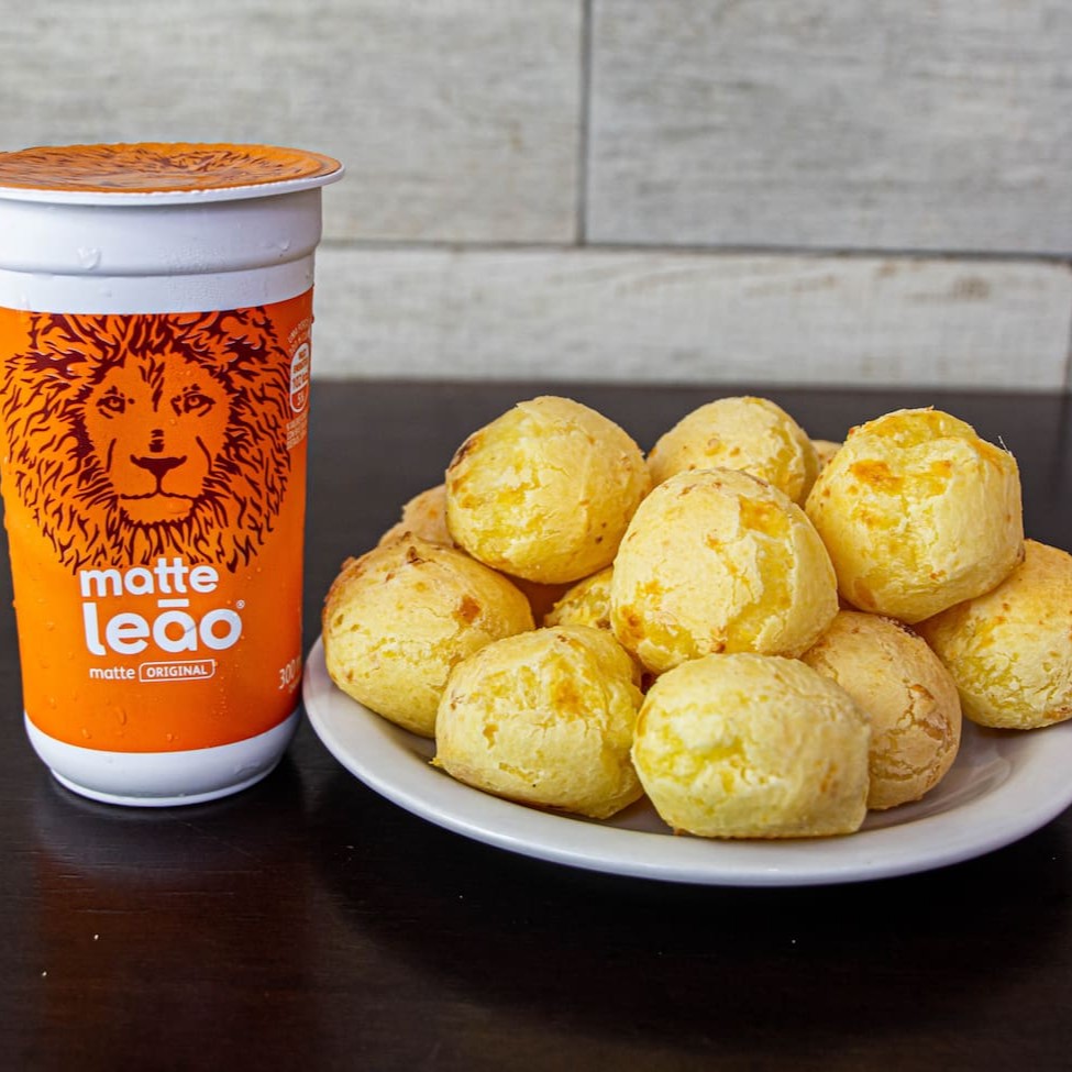 Delicioso combo de uma porção de pão de queijos com bebida matte