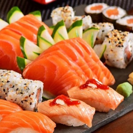 3 sashimi salmão, 3 sashimi atum, 2 sashimi peixe branco, 3 sushi salmão, 3 sushi atum, 2 sushi peixe branco, 2 sushi skin, 2 kani, 2 makimono califórnia e 2 makimono filadélfia.