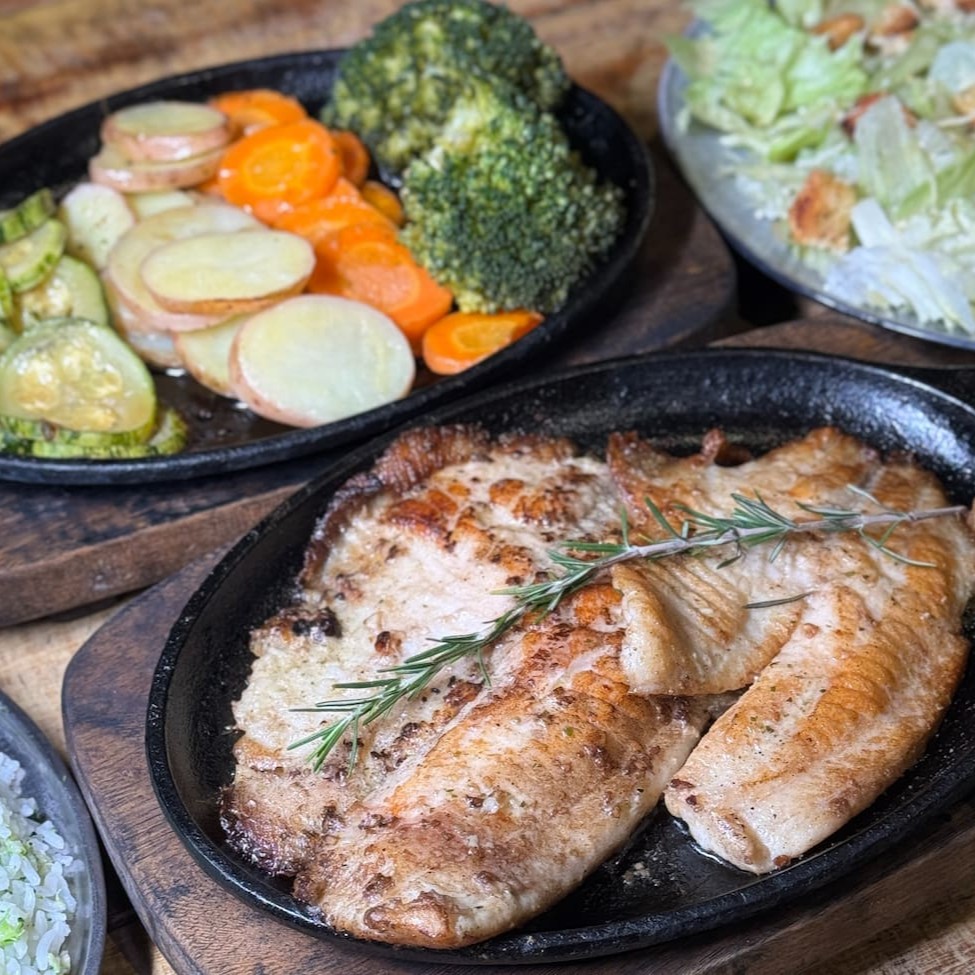 Acompanhada de legumes no vapor, arroz de brócolis e molho cítrico.