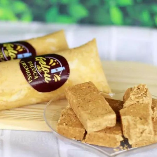 Base cremosa de paçoca coberta com delicioso creme de amendoim.