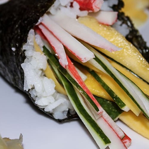 Cone de alga, arroz, pepino, manga e kani.