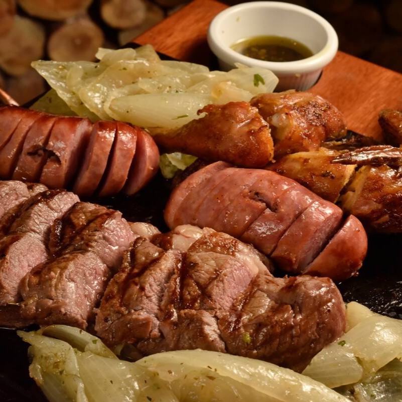 300g de picanha, uma linguiça de pernil, uma fatia de lombo suíno, meio galeto. Opção à campanha ou dois acompanhamentos