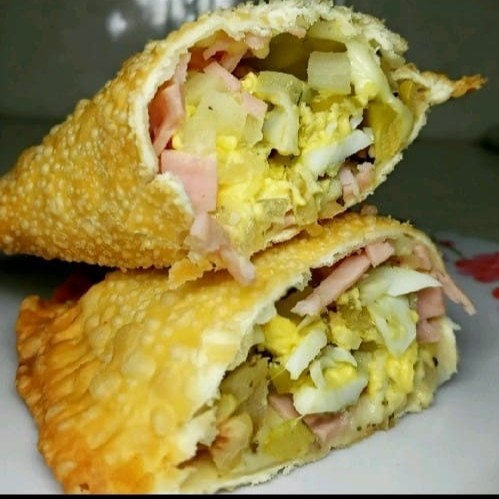 Frango desfiado , mussarela , presunto , ovo , cebola, orégano, milho , ervilha