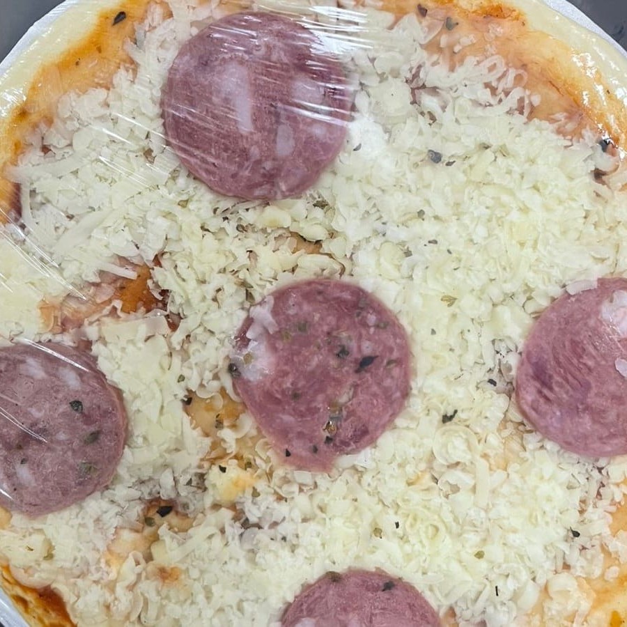 Porção prática e saborosa: massa pré‑assada crocante, calabresa suculenta ou queijo mussarela derretido e a nossa famosa queijo com presunto. Pronto para assar em minutos praticidade e sabor na medida certa!