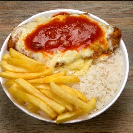 Delicioso Bife de alcatra a parmegiana coberto de um molho vermelho caseiro, Queijo mussarela de primeira qualidade, arroz, feijão e batata frita