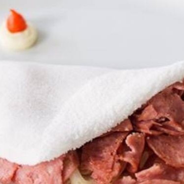 Uma combinação deliciosa de calabresa suculenta com queijo coalho derretido e cebola fresca, criando uma explosão de sabores irresistíveis.