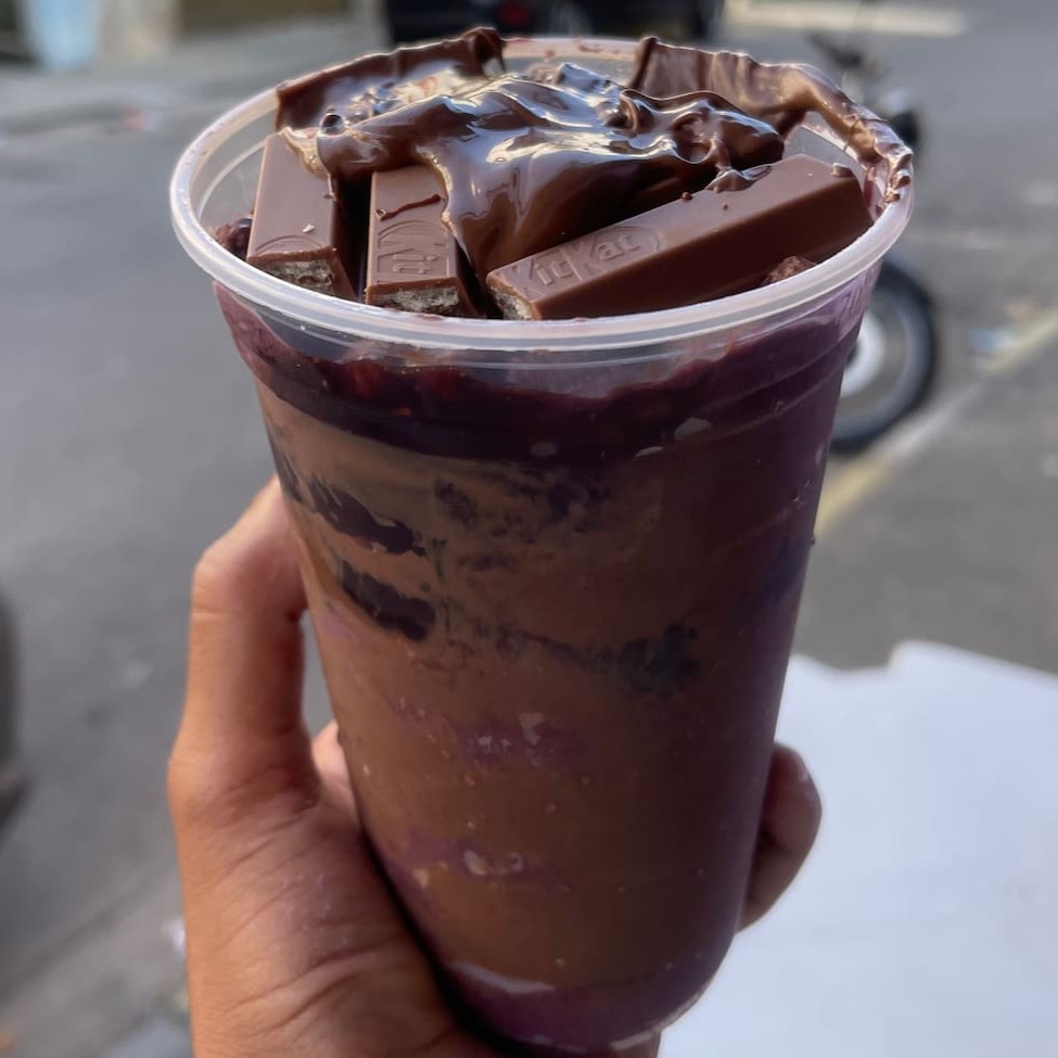 Copo de Açaí Batido 500ml, onde você monta o seu, do seu jeito. Bastante Cremoso e Gelado! Chegando bem rapidinho no conforto do seu lar. Podendo transformar ele em Gourmet, adicionando adicionáis como: Kitkat, Nutella, Ovomaltine, Tortuguita, Bis, Bombom Serenata entre outros.