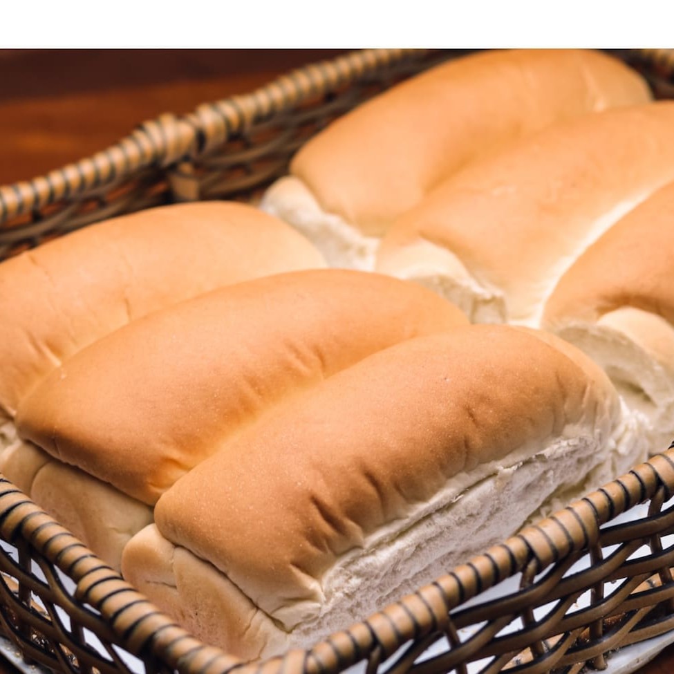 Saboroso pão para cachorro quente de textura macia e bem leve. Embalagem com 6 unidades.